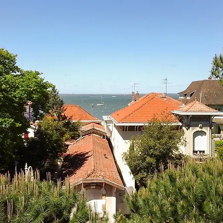 Apartment Comfortable, 1-bedroom With A Furnished Terrace And Sea View Arcachon